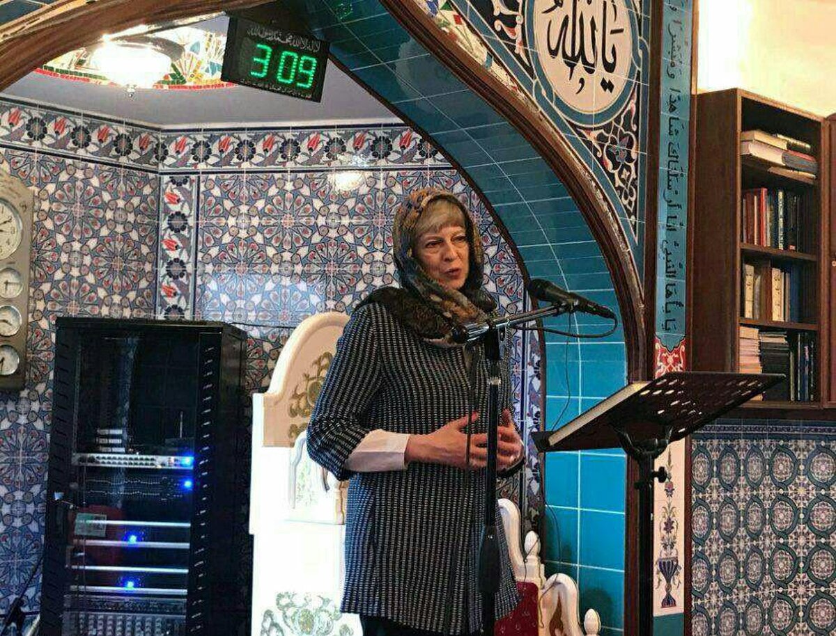 حجاب نخست‌وزیر انگلیس حین بازدید از یک مسجد در حومه لندن (عکس)