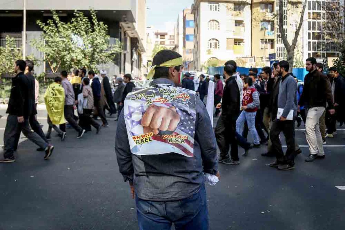  مراسم راهپیمایی 13 آبان ؛ فرمانده کل سپاه : اگر آمریکایی ها در لانه جاسوسی می ماندند عمر انقلاب به 40 سال نمی رسید/ رئیس قوه قضاییه: خواب آمریکا برای ندیدن 40 سالگی جمهوری اسلامی تعبیر نمی شود/ دادستان کل کشور: باید از تحریم استقبال کنیم / نمایش ماکت های