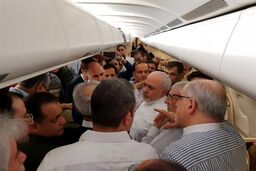 غافلگیری ظریف در سفر به هند: جشن تولد ظریف در هواپیما+عکس