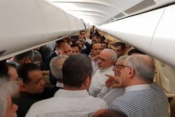 غافلگیری ظریف در سفر به هند: جشن تولد ظریف در هواپیما+عکس