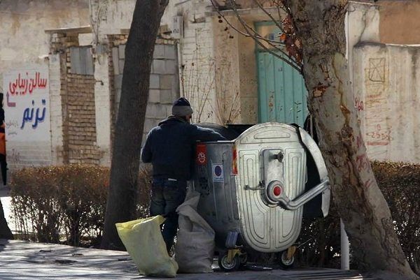 نان‌خشکی های قدیم جای خود را به زباله‌گردها داده اند