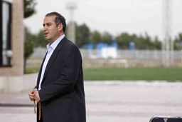 تاج می‌ماند