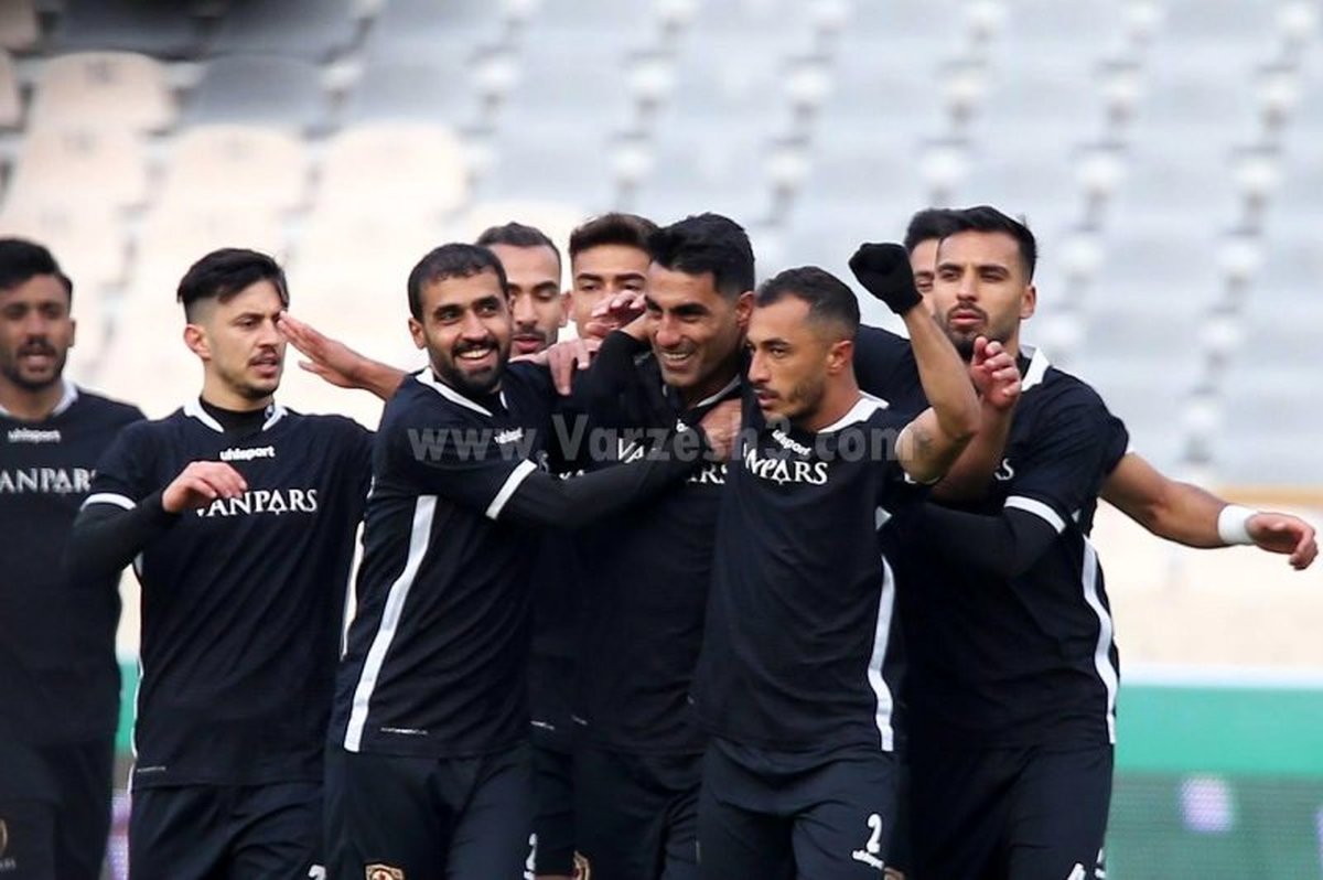 شادی غیرمنتظره ناشناختهها در آزادی (عکس)