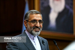 مشکلات کارگران و معلمان با شعار دادن حل نمی شود
