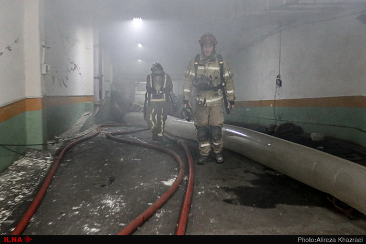 خبرنگاران و عکاسان از محل ساختمان حرارتی وزارت نیرو خارج شدند/ تلاش گروههای آتشنشان برای اطفای آتش