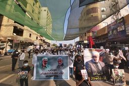 اعتراضات ضد آمریکایی با تصاویر حاج قاسم درکربلا؛فیلم