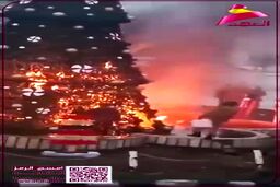لحظه به آتش کشیدن درخت کریسمس توسط تحریر الشام
