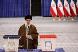 گزارش تصویری حضور رهبرانقلاب در شعبه اخذ رای شماره 110