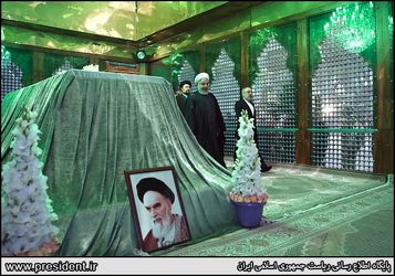 هیات دولت در مرقد امام