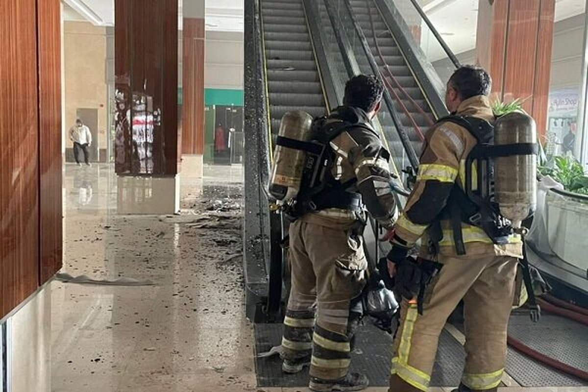نجات ۴۳ شهروند تهرانی از حادثه آتشسوزی در مجتمع تجاری گلشن