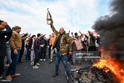  حرکت مردم سوریه سوار بر مجسمه حافظ اسد در خیابان