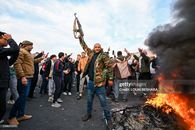  حرکت مردم سوریه سوار بر مجسمه حافظ اسد در خیابان