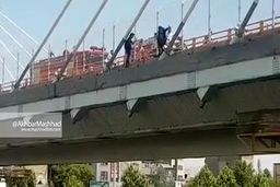 فیلم‌/ خودکشی دو دختر از روی پل میدان امام حسین مشهد امروز