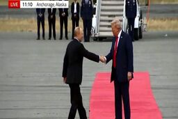 لحظه دست دادن پوتین و ترامپ با چهره خندان و ثبت عکس یادگاری