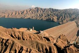 نجات دانش آموزان گرفتار در پایین دست سد لتیان در وسط آب