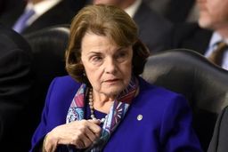 سناتور دموکرات آمریکا خواستار دریافت مدارک اِخراج «جیمز کومی» شد