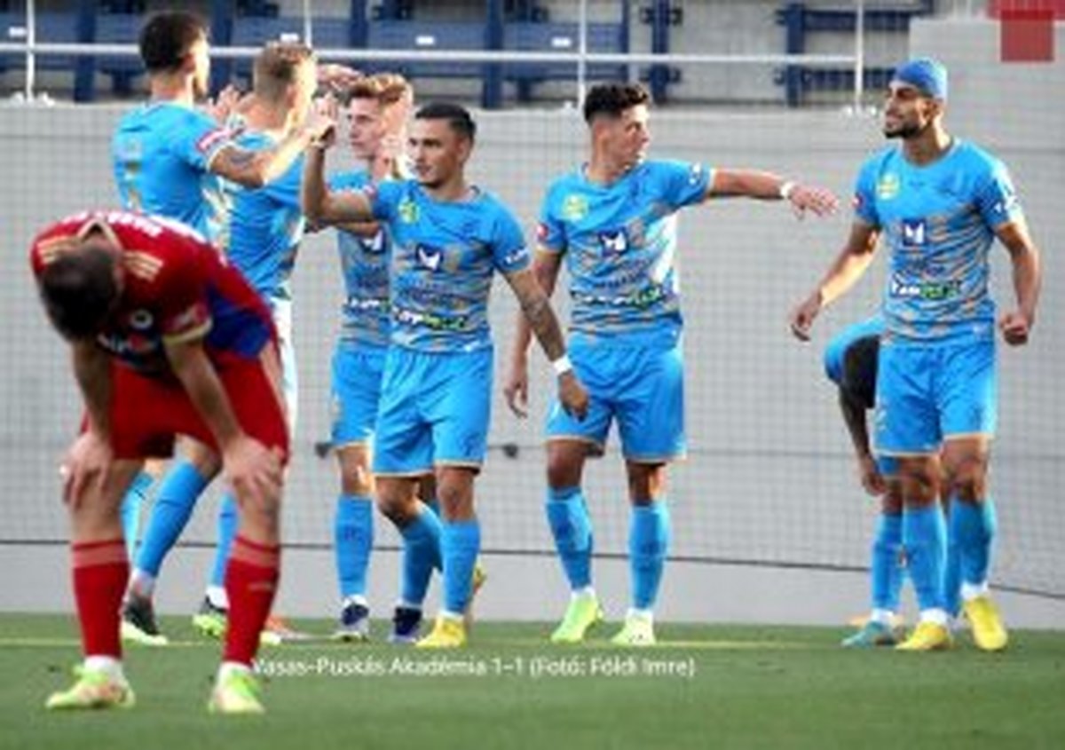 خودنمایی مهاجم سابق سرخها با کلاه آبی(عکس)