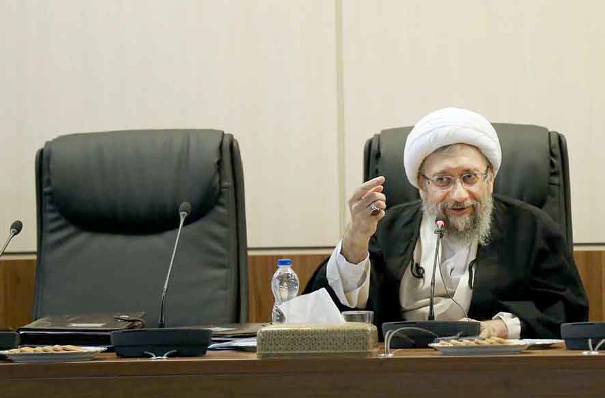 آیت الله آملی لاریجانی: تعجب میکنم از رئیسجمهور که چرا اینگونه سخن می گوید؟