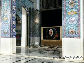تصویر حاج قاسم سلیمانی بر دیوار حرم حضرت زینب (س)