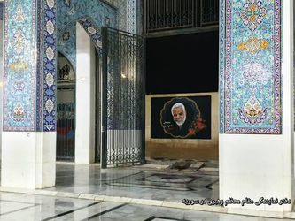 تصویر حاج قاسم سلیمانی بر دیوار حرم حضرت زینب (س)