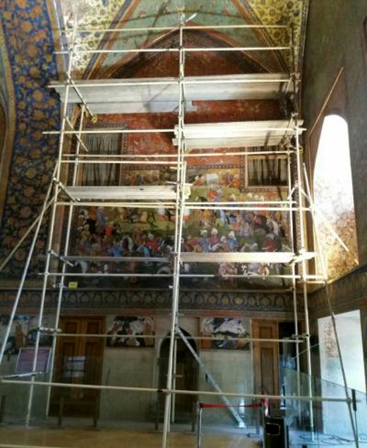 آغاز مرمت دیوارنگاره جنگ شاه اسماعیل صفوی در کاخ جهانی چهلستون