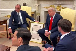 سند اصالت هویتی ترامپ هدیه صدراعظم آلمان در کاخ سفید + عکس و فیلم