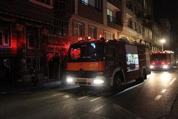 رها کردن دو کودک در کنار بزرگراه + عکس