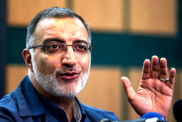  در جمهوری اسلامی قبول مسئولیت روی سیم خاردار رفتن است