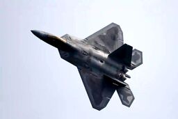 پرواز جنگنده‌‌های F-35 آمریکا و هواپیماهای ناتو در آسمان اروپا