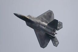 پرواز جنگنده‌‌های F-35 آمریکا و هواپیماهای ناتو در آسمان اروپا
