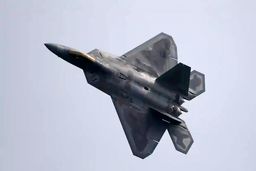 رقابت حیرت آور سوخو۵۷ روسی و اف۲۲ آمریکایی در آسمان