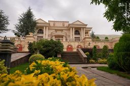 ببینید اکبر رحیمی دارآباد مجرم اصلی پرونده چای دبش با پول مردم چی ساخته