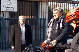 شهردار پایتخت سوار بر دوچرخه به مجلس رفت