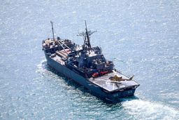 فرود بالگردهای کبرا ارتش بر روی ناوشکن ها + تصاویر