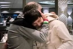 آغوش عاشقانه کی‌روش برای سردار