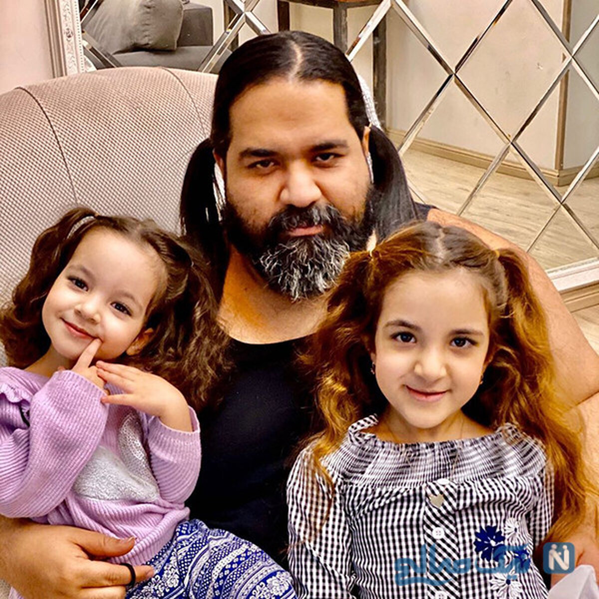 ست کردن رضا صادقی و دخترانش