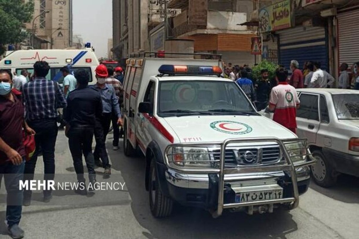 آمار کشته های ریزش ساختمان در آبادان به ۳نفر رسید/ ۲۱ مجروح تاکنون