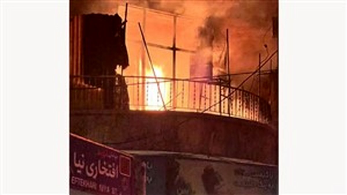 مصدومیت یک آتشنشان در آتشسوزی ساختمان مسکونی در خیابان کریمخان
