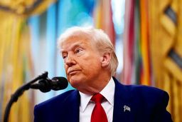 هدیه گرانقیمت مدیرعامل «اپل» به ترامپ + فیلم