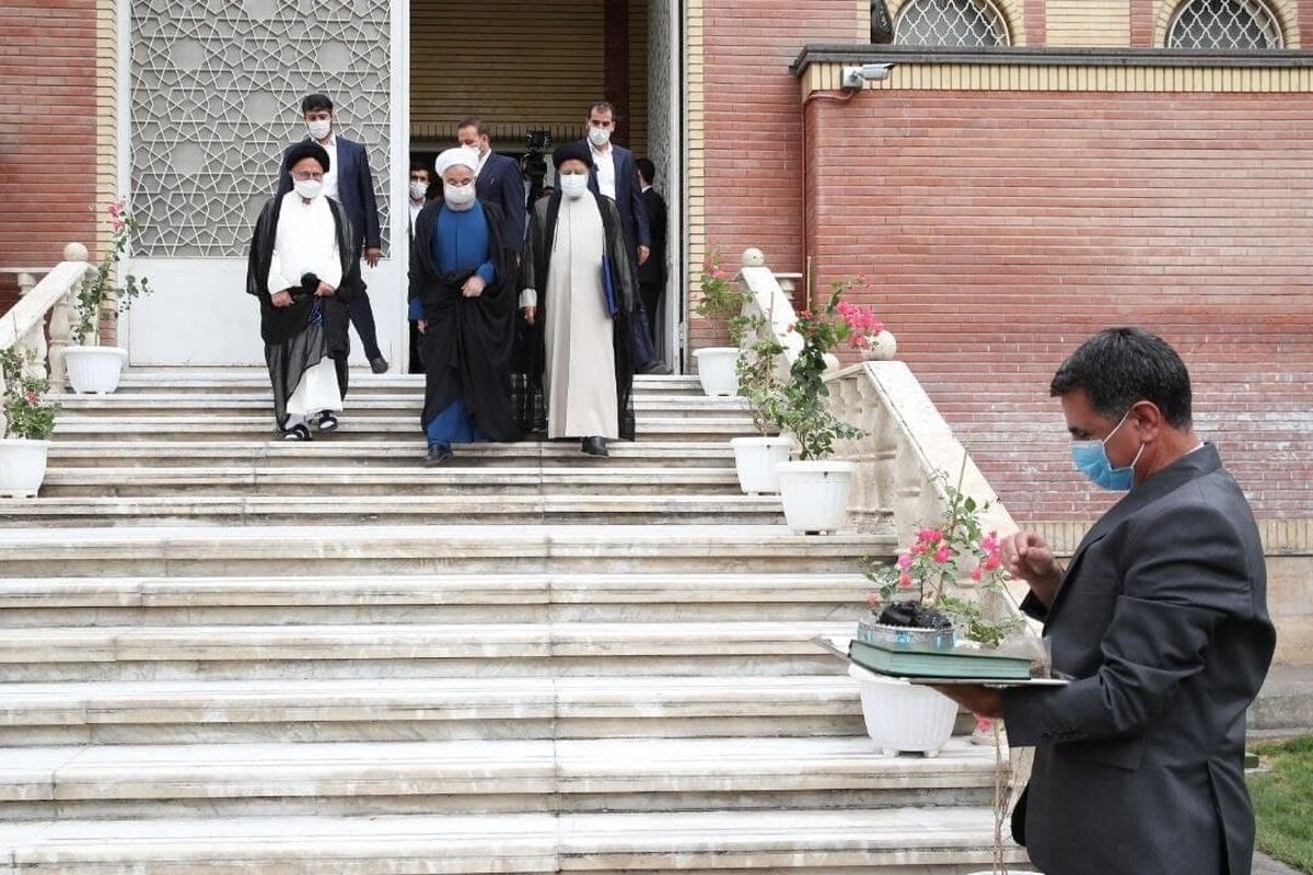روحانی دفتر ریاست جمهوری را به رئیسی تحویل داد