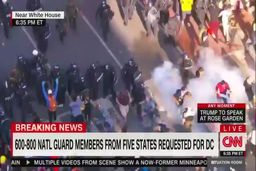 فیلم: باز کردن راه ترامپ در بین معترضین با گاز اشک آور