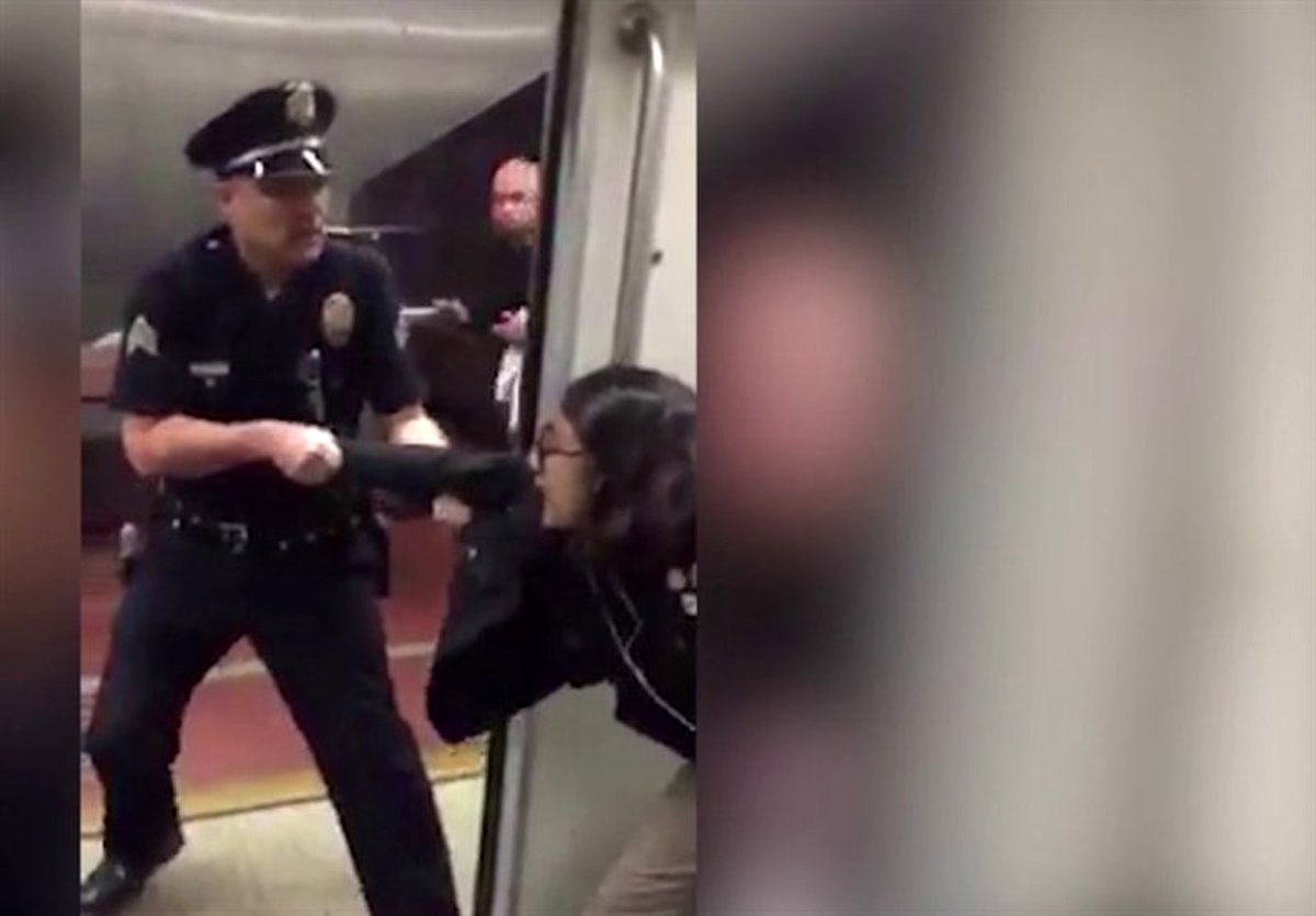 بهانه عجیب پلیس برای دستگیری دختر جوان در مترو