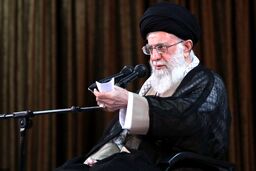  رهبر انقلاب در دیدار مسئولان وزارت امور خارجه: تصور حل مشکلات از راه مذاکره با آمریکا خطایی واضح است/ وظیفه وزارت امور خارجه پیگیری جدی  مواضع رئیس جمهور در اروپا است