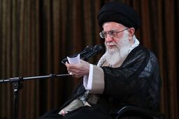  رهبر انقلاب در دیدار مسئولان وزارت امور خارجه: تصور حل مشکلات از راه مذاکره با آمریکا خطایی واضح است/ وظیفه وزارت امور خارجه پیگیری جدی  مواضع رئیس جمهور در اروپا است