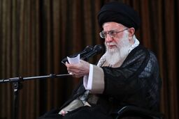  رهبر انقلاب در دیدار مسئولان وزارت امور خارجه: تصور حل مشکلات از راه مذاکره با آمریکا خطایی واضح است/ وظیفه وزارت امور خارجه پیگیری جدی  مواضع رئیس جمهور در اروپا است