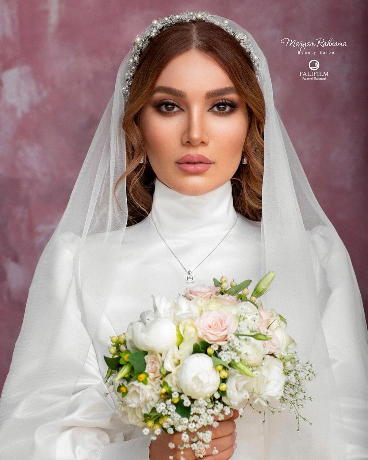 حجاب جدید متین ستوده همه را شوکه کرد | عکس دیده نشده متین خانوم کنار شوهر روحانیش و بچه به بغل؟!