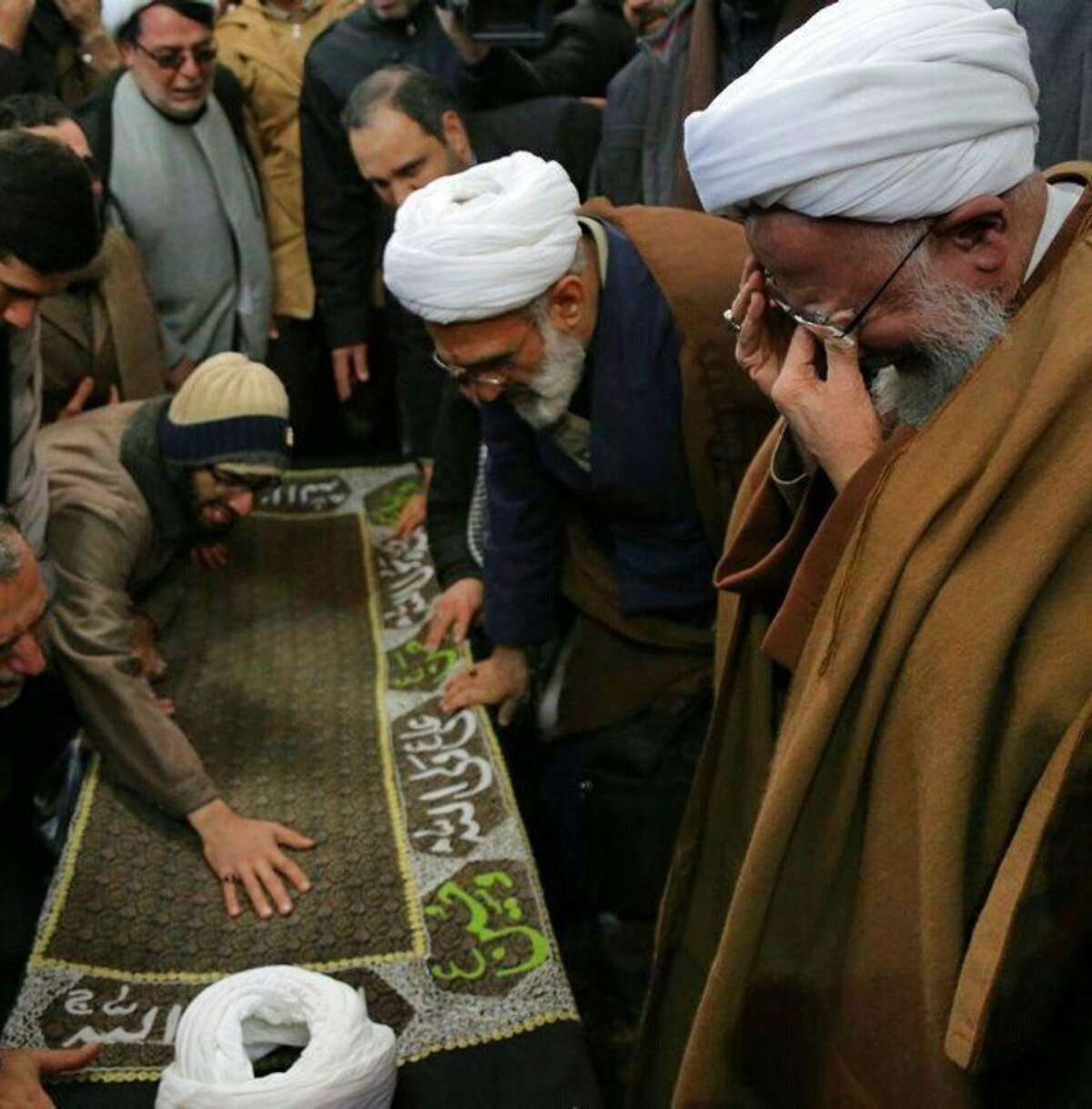 عکس| اشک‌های آیت‌الله جوادی‌آملی در تشییع شاگردش