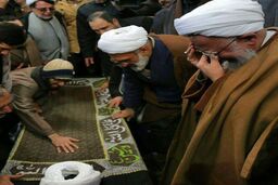 عکس| اشک‌های آیت‌الله جوادی‌آملی در تشییع شاگردش