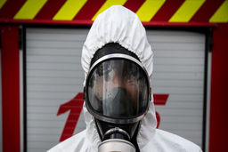 ملت ایران هم باید با کرونا بجنگند اما ترامپ دارو را هم گروگان گرفته