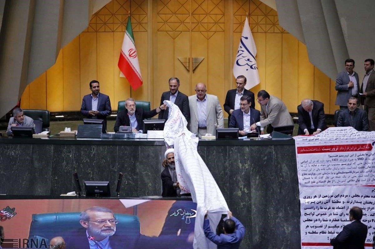 گزارش تصویری/ جنجال جدید دلواپسها در مجلس از طومار پراکنی تا دیده بوسی!